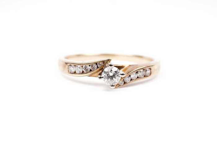 A diamond ring in 9 carat yellow gold