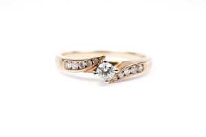 A diamond ring in 9 carat yellow gold