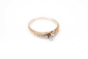 A diamond ring in 9 carat yellow gold - 2