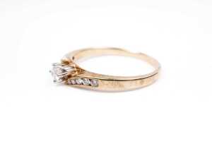 A diamond ring in 9 carat yellow gold - 3