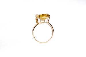 A citrine and diamond ring in 9 carat yellow gold - 2