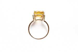 A citrine and diamond ring in 9 carat yellow gold - 3
