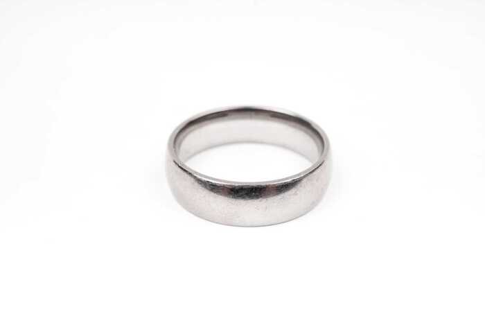 A wedding band in 9 carat white gold