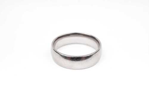 A wedding band in 9 carat white gold