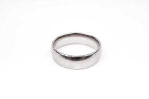 A wedding band in 9 carat white gold
