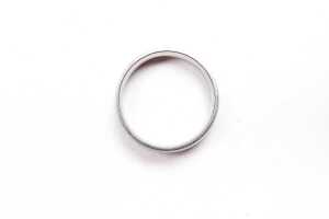 A wedding band in 9 carat white gold - 3