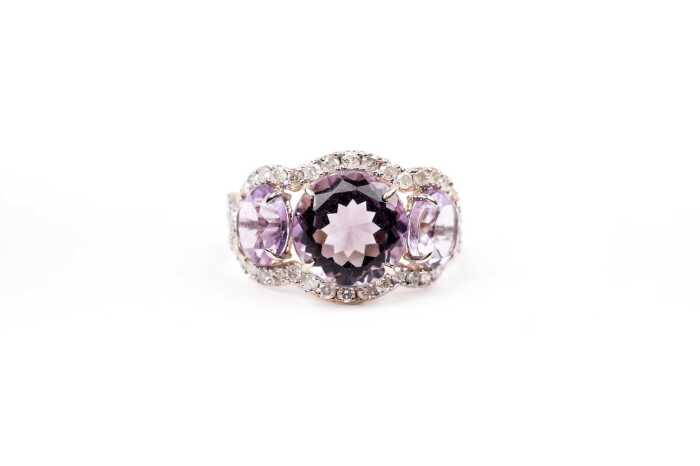 An amethyst and diamond ring in 9 carat yellow gold