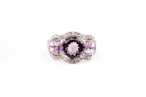 An amethyst and diamond ring in 9 carat yellow gold