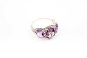 An amethyst and diamond ring in 9 carat yellow gold - 2