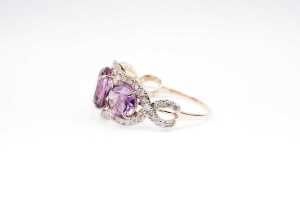 An amethyst and diamond ring in 9 carat yellow gold - 3