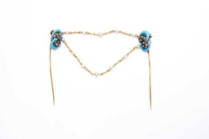 An antique French double pin in 18 carat yellow gold