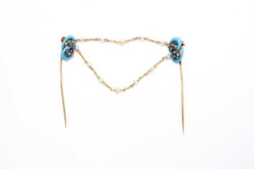An antique French double pin in 18 carat yellow gold