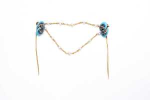 An antique French double pin in 18 carat yellow gold