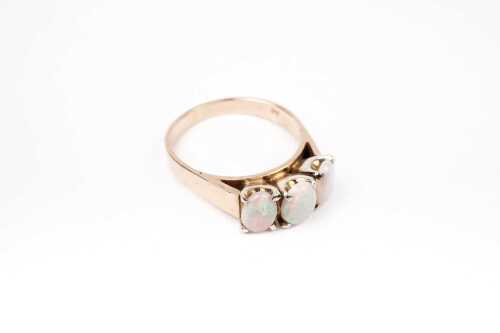 A vintage opal ring in 9 carat yellow gold