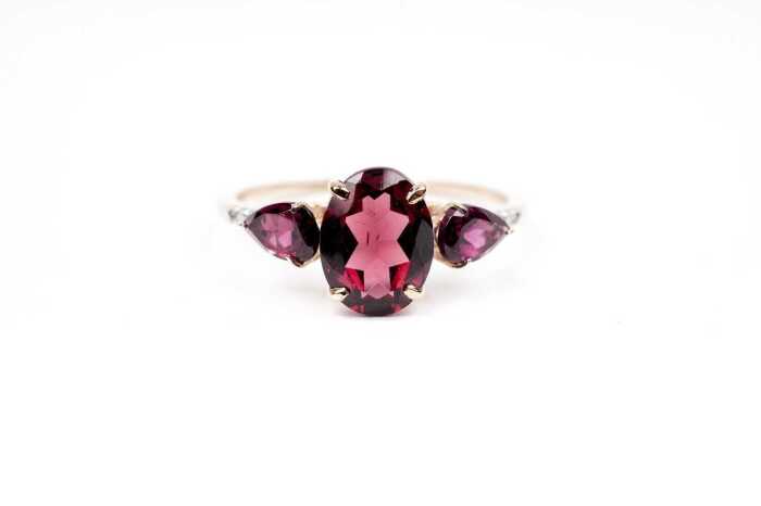 A garnet and diamond ring in 9 carat yellow gold