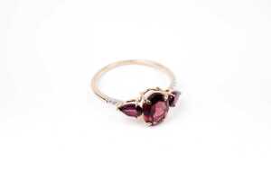 A garnet and diamond ring in 9 carat yellow gold - 2