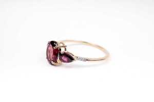 A garnet and diamond ring in 9 carat yellow gold - 3
