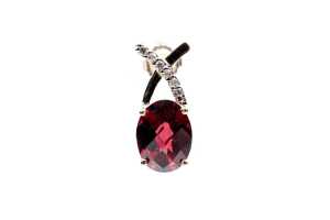 A pair of garnet and diamond earrings in 9 carat yellow gold - 2
