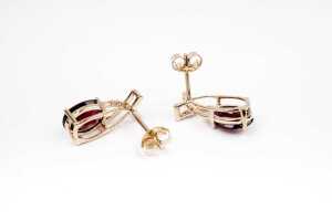 A pair of garnet and diamond earrings in 9 carat yellow gold - 3