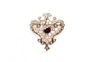 An antique garnet and seed pearl brooch/pendant in 9 carat yellow gold