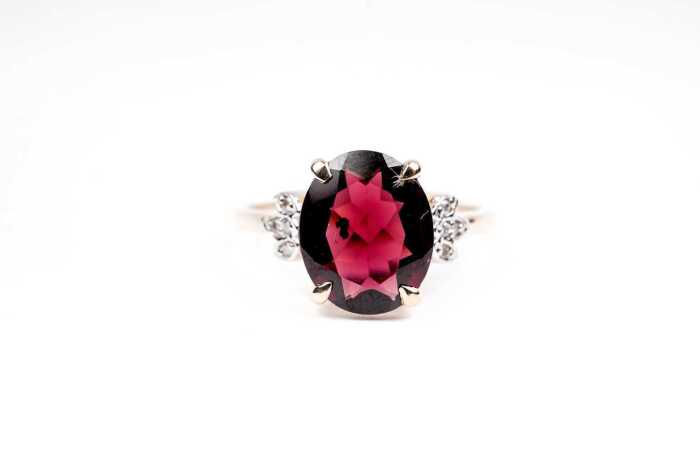 A garnet and diamond ring in 9 carat yellow gold