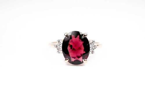 A garnet and diamond ring in 9 carat yellow gold