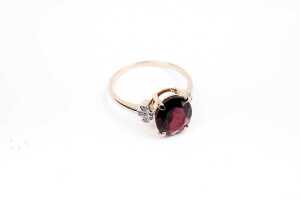 A garnet and diamond ring in 9 carat yellow gold - 2