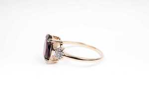 A garnet and diamond ring in 9 carat yellow gold - 3