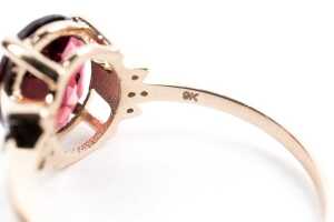 A garnet and diamond ring in 9 carat yellow gold - 5