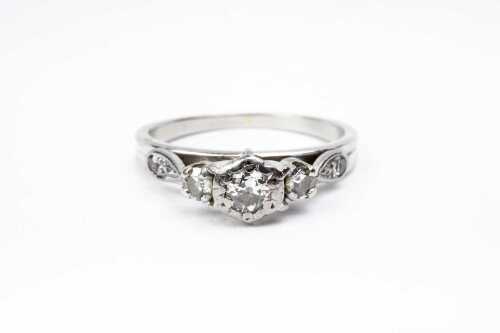 A vintage diamond ring in 18 carat white gold and palladium