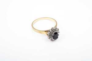 A sapphire and diamond ring in 18 carat yellow gold - 2