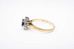 A sapphire and diamond ring in 18 carat yellow gold - 3