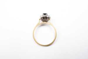 A sapphire and diamond ring in 18 carat yellow gold - 4