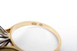 A sapphire and diamond ring in 18 carat yellow gold - 5