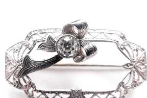 A diamond brooch in platinum - 2
