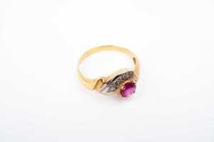 A ruby and diamond ring in 18 carat yellow gold - 2