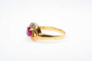 A ruby and diamond ring in 18 carat yellow gold - 3