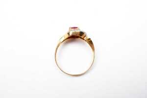 A ruby and diamond ring in 18 carat yellow gold - 4
