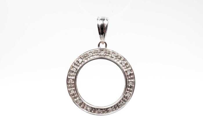 A diamond circle pendant in 18 carat white gold