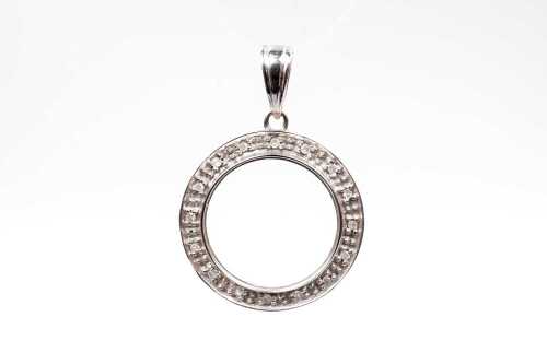 A diamond circle pendant in 18 carat white gold