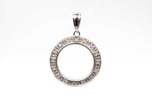 A diamond circle pendant in 18 carat white gold
