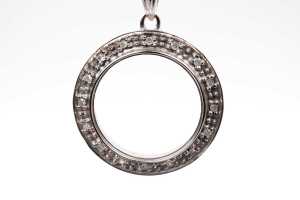 A diamond circle pendant in 18 carat white gold - 2