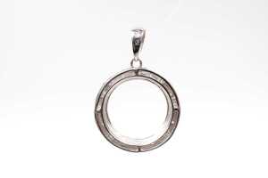 A diamond circle pendant in 18 carat white gold - 3