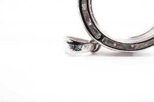 A diamond circle pendant in 18 carat white gold - 4