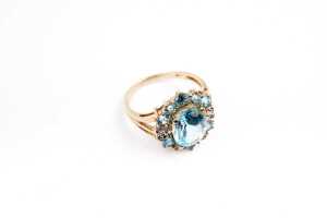 A blue topaz and diamond ring in 14 carat yellow gold - 2