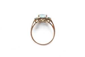 A blue topaz and diamond ring in 14 carat yellow gold - 4
