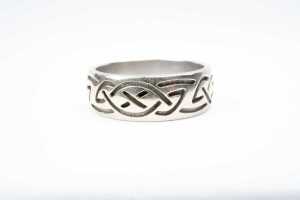 A Celtic patterned band in 9 carat white gold - 2