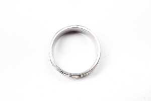 A Celtic patterned band in 9 carat white gold - 3