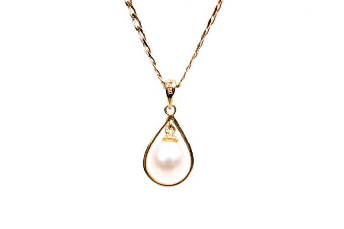 A pearl pendant on necklace in 9 carat yellow gold