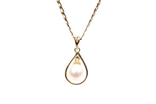 A pearl pendant on necklace in 9 carat yellow gold